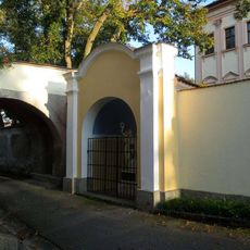 Kaplička se sochou v Liblíně u kostela