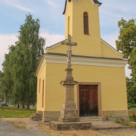 Kříž v Křemačově před kaplí na návsi