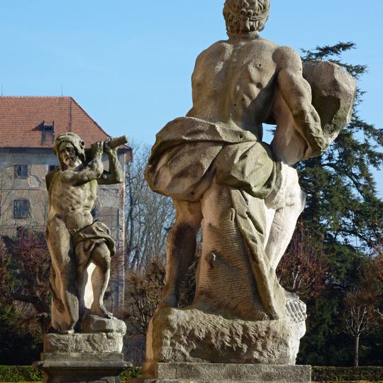 Gigant vrhající kámen