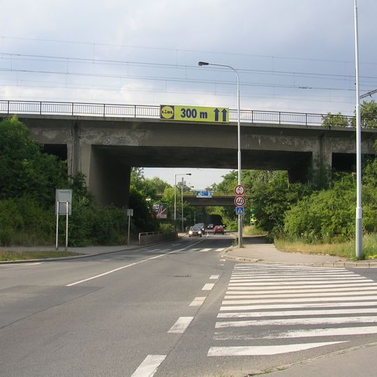 Jižní most železniční jižní spojky přes ulici V korytech