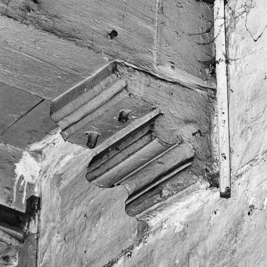 Pand met trapgevel met gepleisterd bovendeel, sierelelementen in de ontlastingsbogen, uitgekraagde toppilaster en engelenkopje