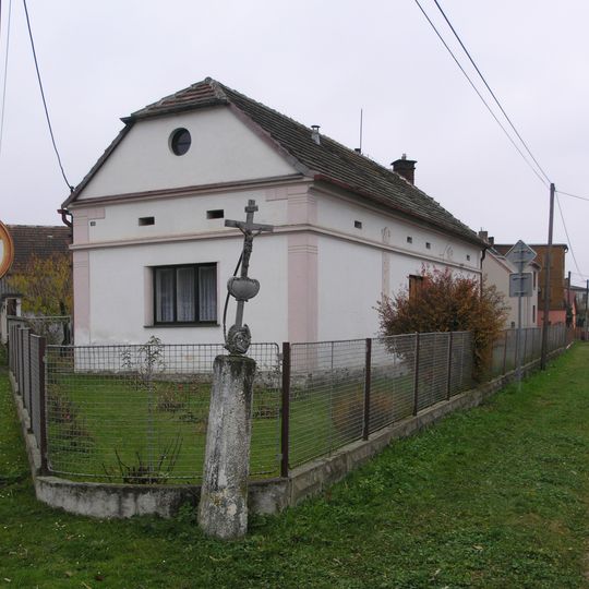 Kříž v Osvračíně na rozcestí