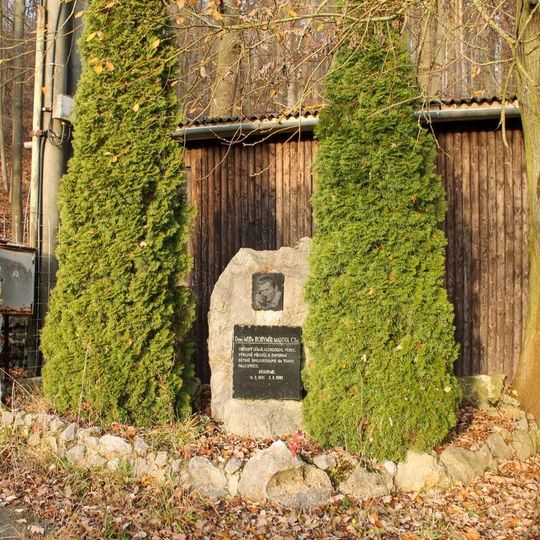 Pomník Horymíra Maloty v Měníku u Třesínské jeskyně