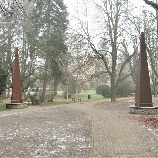 Kovové obelisky u vstupu do Čermákových sadů v Rakovníku