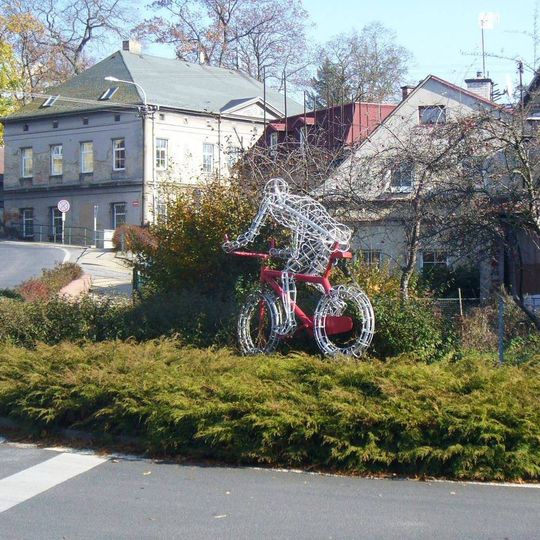 Kovová plastika cyklisty na rohu ulic Masarykovy a Varnsdorfská v Krásné Lípě