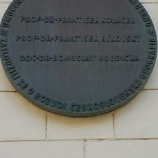 Pamětní deska Františka Koláčka, Františka Říkovského a Bohuslava Hrudičky v areálu Přírodovědecké fakulty v Brně