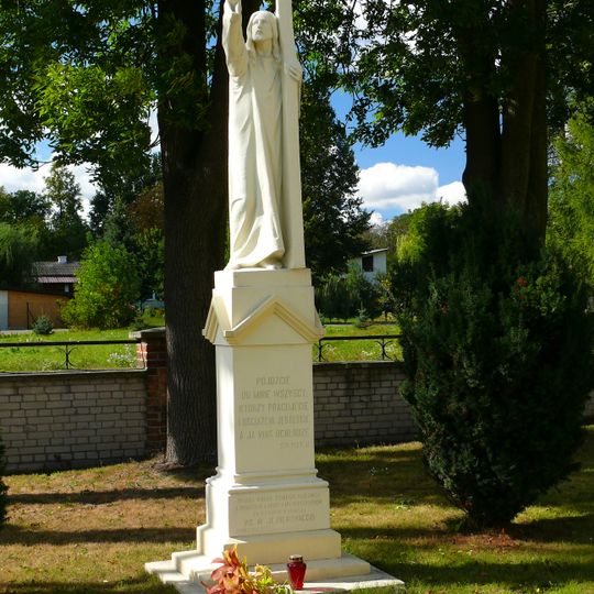 Figura Chrystusa na cmentarzu kościelnym
