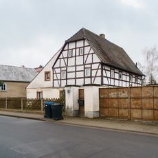 Wohnhaus, Scheune, Seitengebäude, Einfriedung und Torpfosten eines Dreiseithofes Eichaer Straße 13