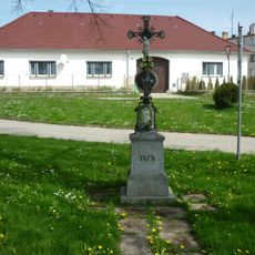 Kříž uprostřed obce Markvarec