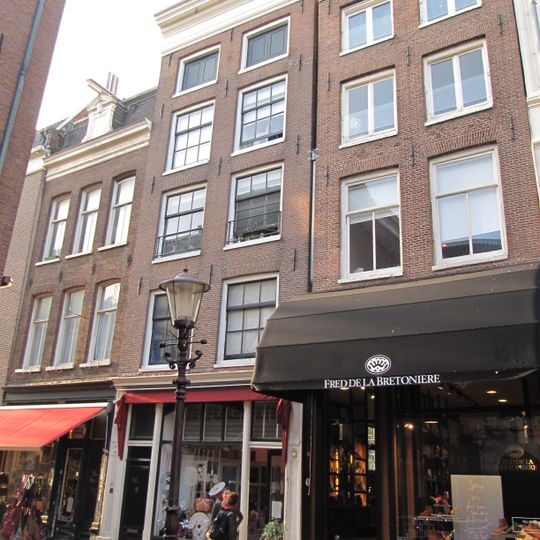 Pand met gevel onder rechte lijst