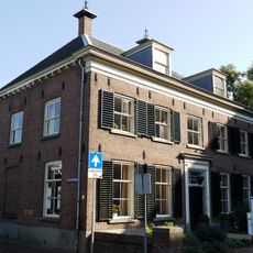 Deftig huis ter breedte van vijf vensters en ter diepte van drie vakken