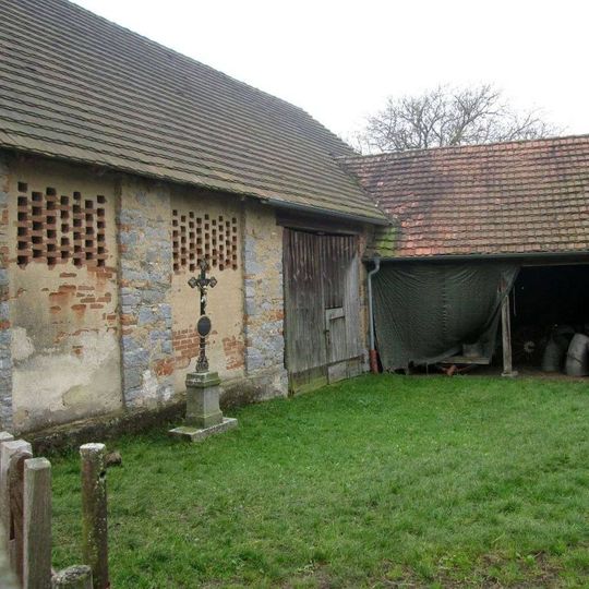 Kříž v zahradě v Hostišovicích