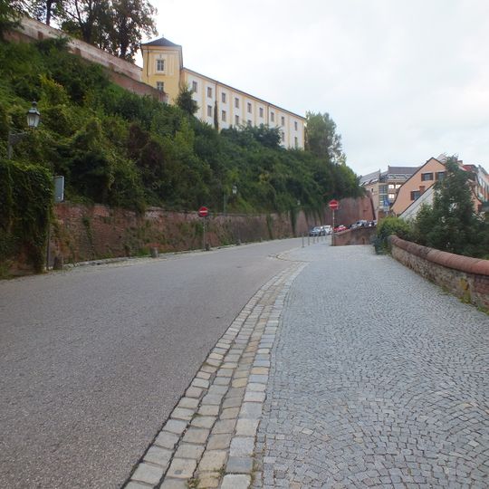Stützmauer beiderseits der Straße