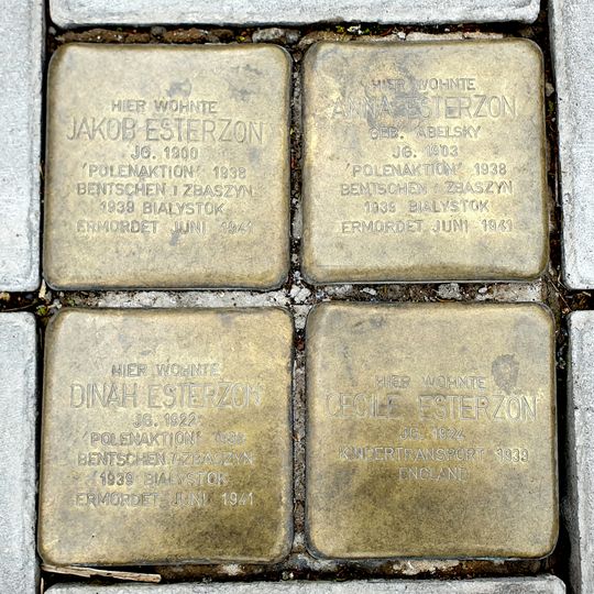 Stolperstein en memoria de Anna Esterzon