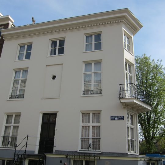 Hoekhuis met gepleisterde gevels en afgeschuinde hoek, onder omlopende rechte lijst