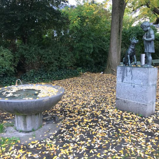 Brunnen "Mädchen mit Hund"