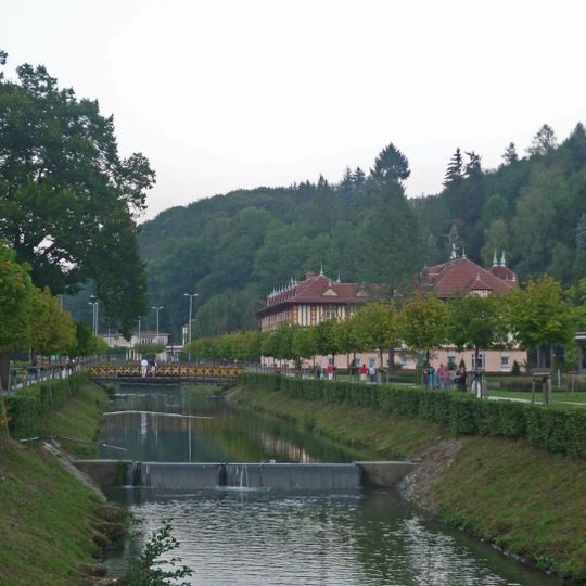 Lávka přes Šťávnici v Luhačovicích proti vile Růžová