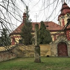 Kříž před kostelem v Ledčicích