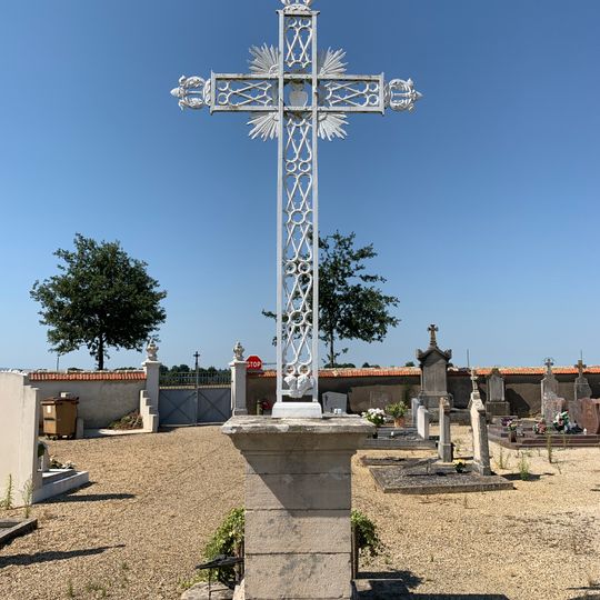 Cemetery cross of Baneins