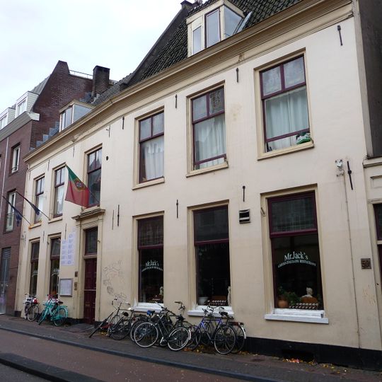 Combinatie van twee vrijwel gelijktijdig gebouwde huizen met twee bouwlagen, een zadeldak evenwijdig aan de straat en kelders