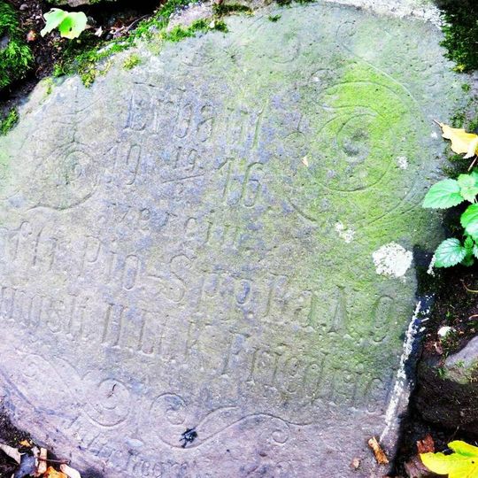 Pamětní kámen budovatelů cesty k vodopádu ve Vaňově