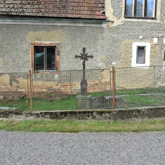 Kříž u domu 32 v Starém Hrozňatově