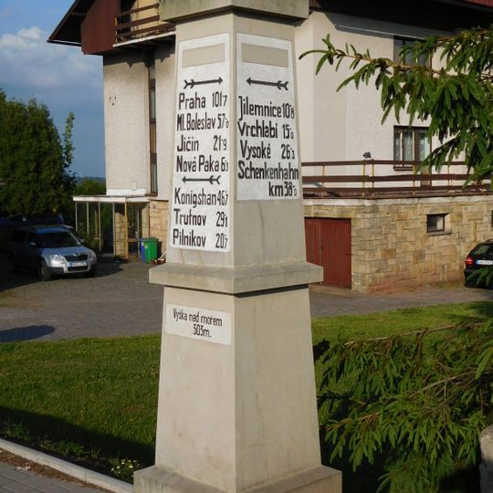 Rozcestník s kilometrovníkem