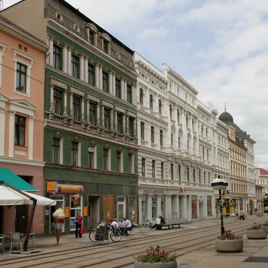 Wohnhaus in geschlossener Bebauung, mit Laden Berliner Straße 46