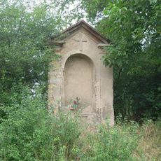 Výklenková kaplička poblíž silnice z Doksan do Dolánek