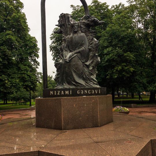 Monumento a Nizami Ganjavi
