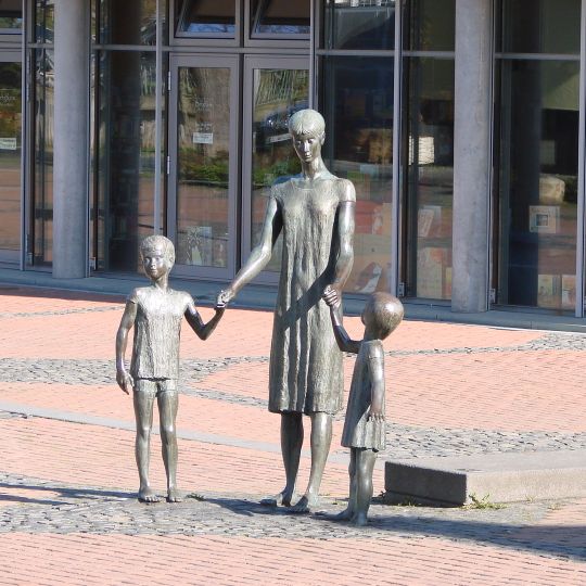 Skulptur Mutter mit Sohn und Tochter