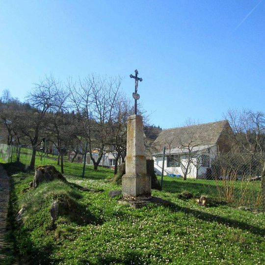 Kříž v Krutěnicích u rozcestí