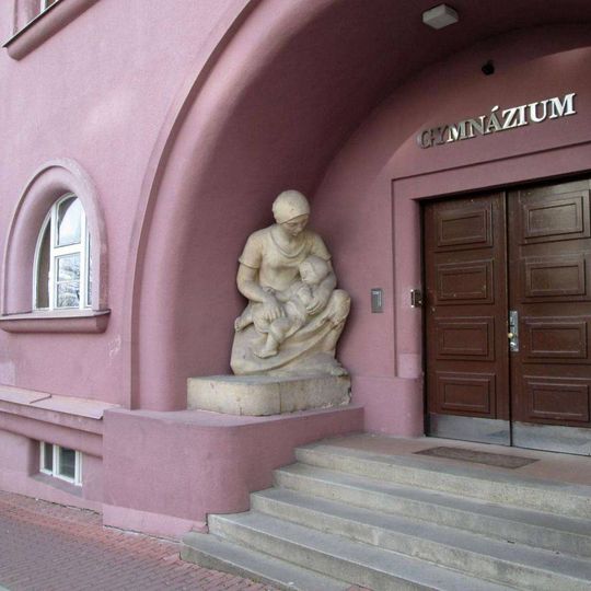 Socha u Gymnázia Pelhřimov, vlevo od vchodu