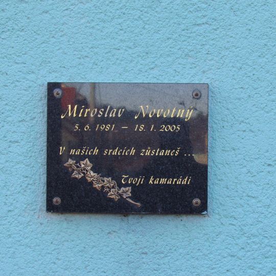 Pamětní deska Miroslava Novotného v Kralicích nad Oslavou