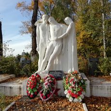 Воинское кладбище, на котором захоронено 104 советских воина, умерших от ран в госпиталях в годы Великой Отечественной войны (установлены надгробные плиты и обелиск)