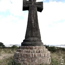 Traduction de l'inscription : sur terre et sur mer, veillez sur nous)