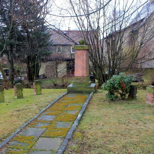 Denkmal für die Gefallenen des Ersten Weltkrieges, flankiert von sieben kreuzförmigen Grabmalen Crostwitzer Straße 16