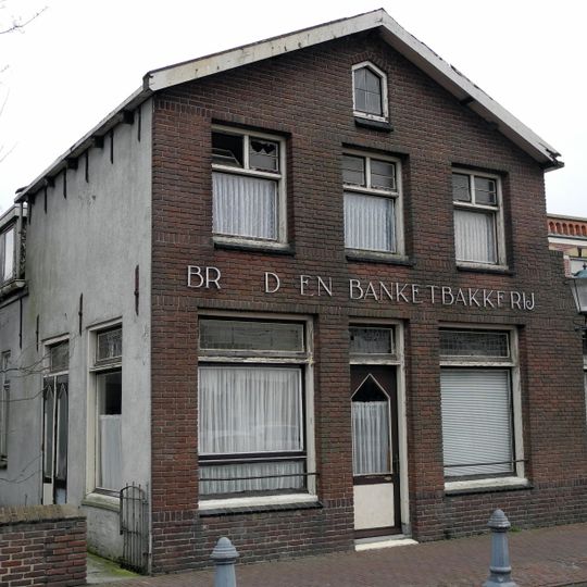 Brood- en banketbakkerij met bakkerswinkel, lunchroom en woning
