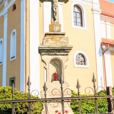 Kříž v Dašicích u kostela