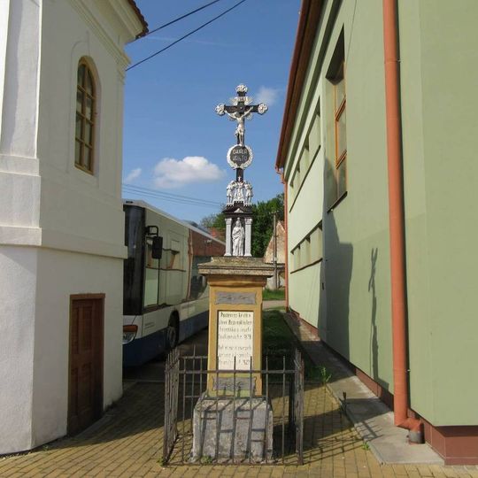 Kříž v Senoradech u zvonice  na návsi