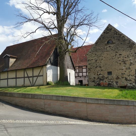 Wohnstallhaus , Seitengebäude und Scheune eines ehemaligen Vierseithofes An der Landstraße 14