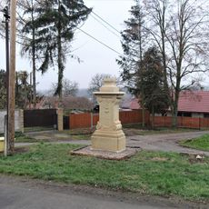 Kříž poblíž kostela v Krpech