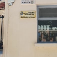 Panneau indiquant la maison où Antonio Machado a passé ses derniers jours, sur le mur en coin de rue. Il fait référence à une maison en face, le numéro 2 de la rue Machado