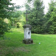 Kříž v zahradě domu 105 v Huntířově