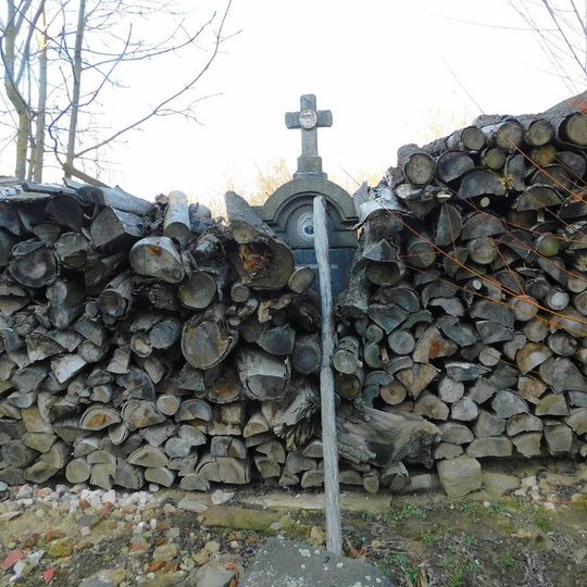 Kříž v Bukové za domem čp. 18