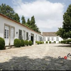 Casa do Terreiro, jardins envolventes, adega e tulha