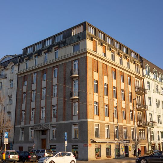 Nárožní Činžovní Dům