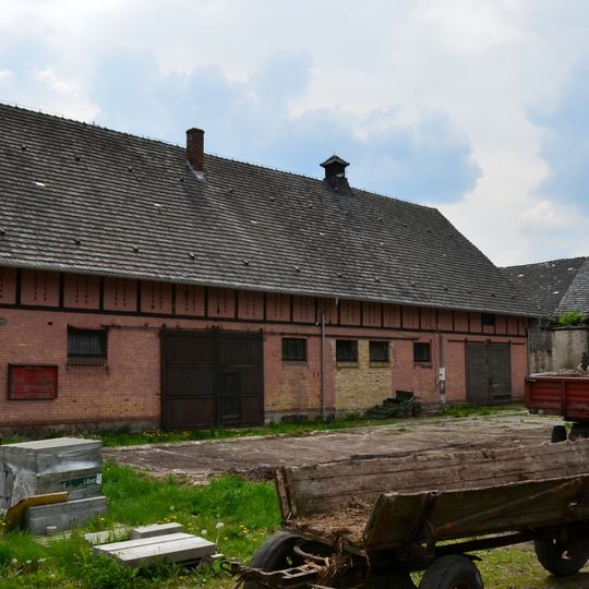 Stajnia koni wyjazdowych z wozownią