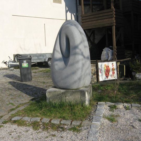 Plastika v areálu Chvalské tvrze v Praze 20