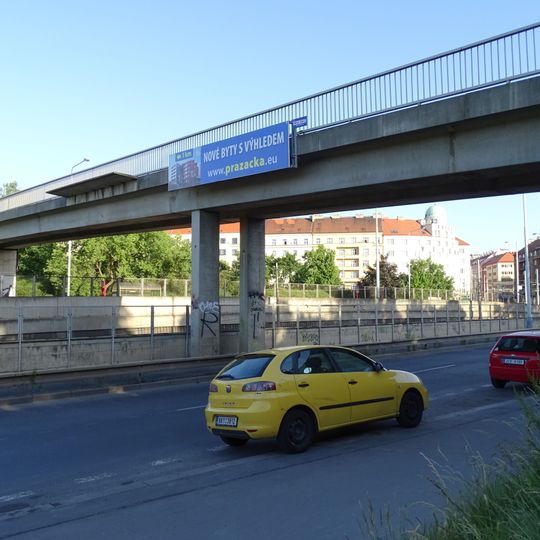 Lávka přes ulici Pod Krejcárkem na Ohradě